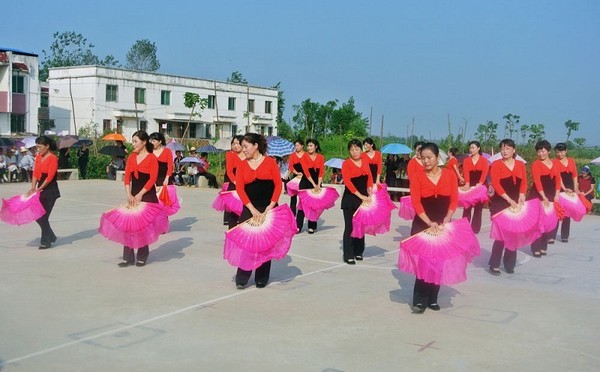 2013年参加二场广场舞表演(3)..jpg