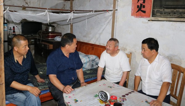 走访老党员.png