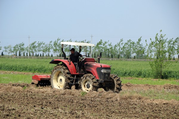 旋耕机械田间作业   沈松远.jpg