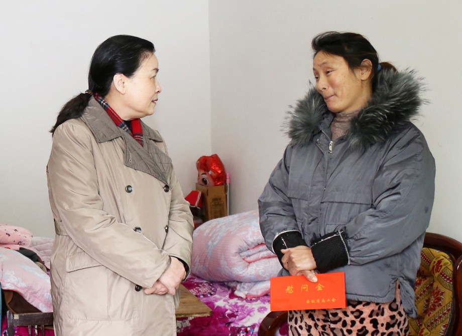 图1李素萍（左）慰问三场社区张景红.JPG