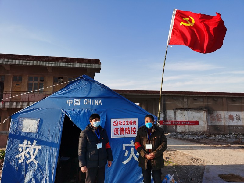 成光发在华肆一村值班点值班.jpg