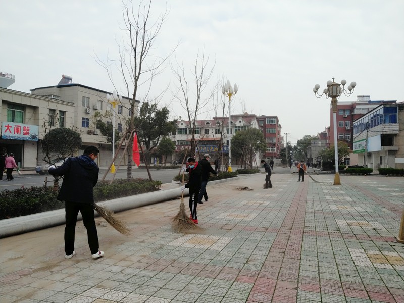 华农电影院门口清扫垃圾.jpg