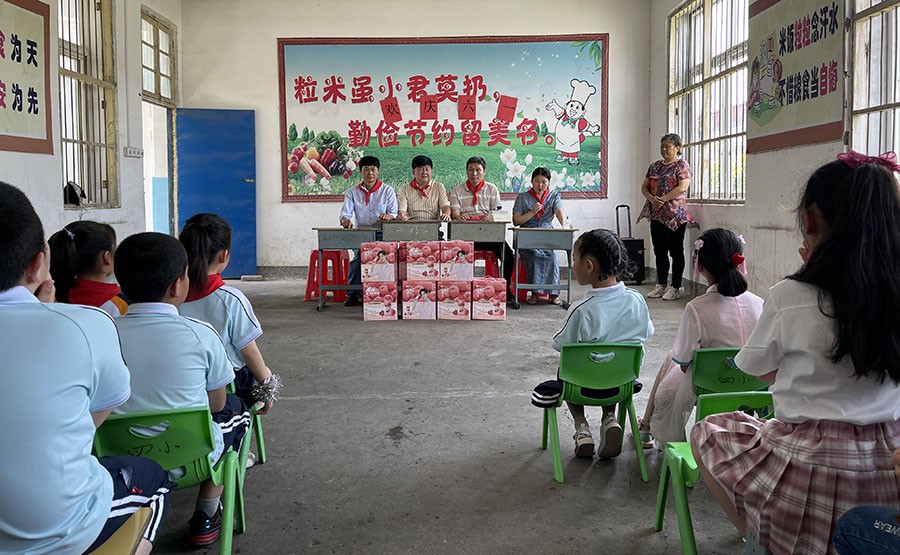 四场居委会:开展:六一“儿童节慰问活动.jpg