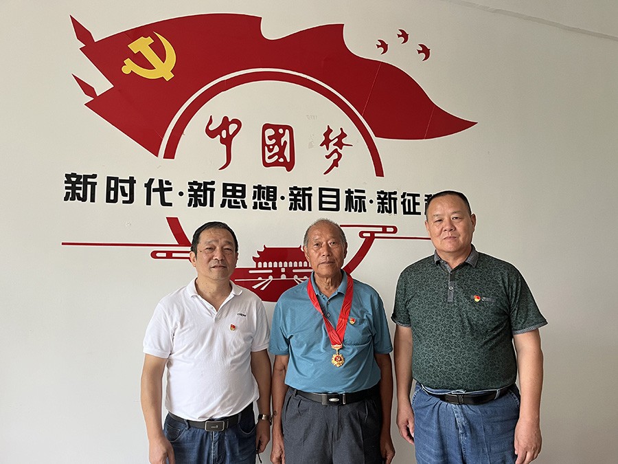 发放纪念章 (2).jpg