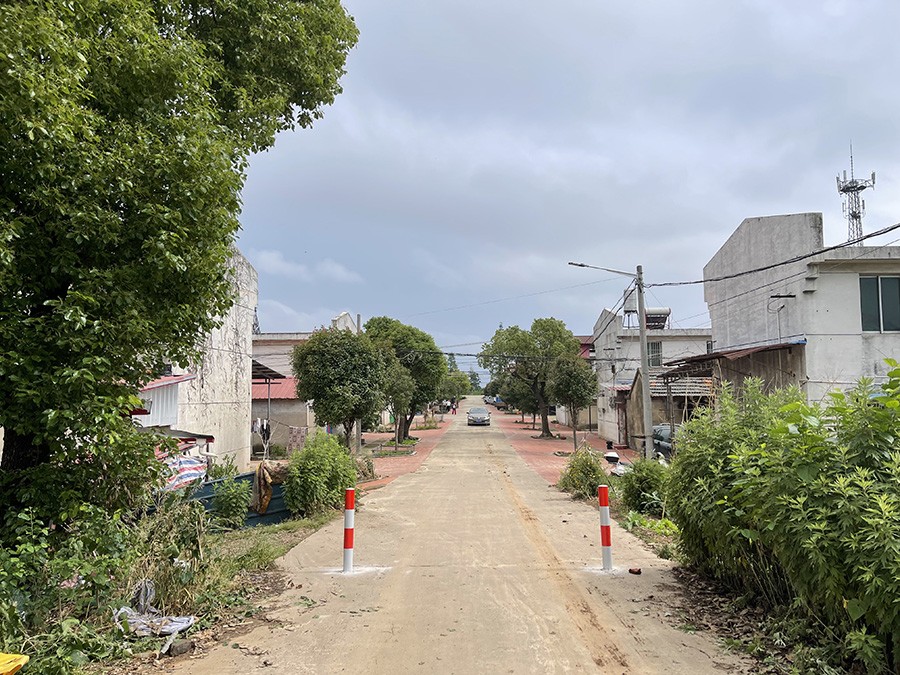 四场居委会:安装道路限宽柱,守护小区平安路.jpg