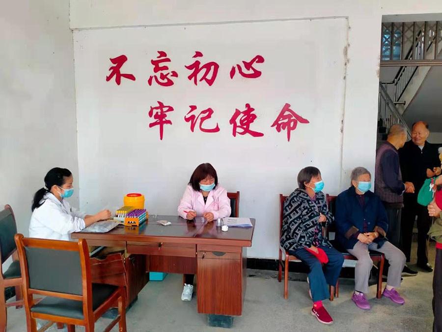 11.3四场居委会：洲头乡卫生院来四场开展重点人群健康体检 工作.jpg